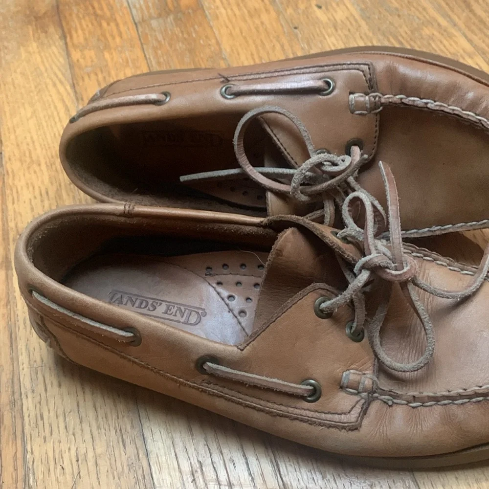 Must have boat shoes, leather. No rips or scratches - Picture 2 of 3